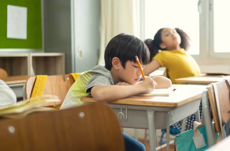 Niños que se aburren en la escuela: Retos para alentar su participación