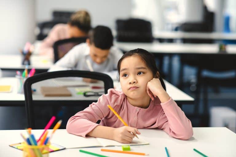 Niños que se aburren en la escuela: Retos para alentar su participación