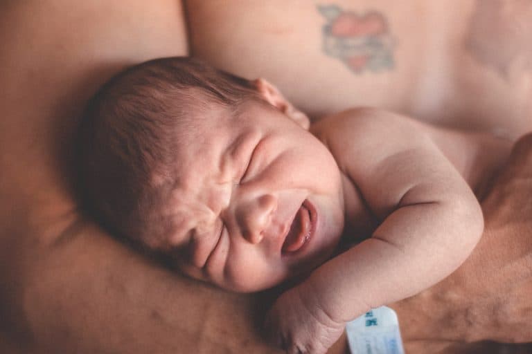 ¿Qué hacer cuando un bebé se despierta asustado?