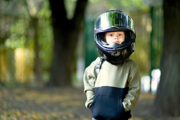 ¿Puedo llevar al cole a mi hijo en moto?