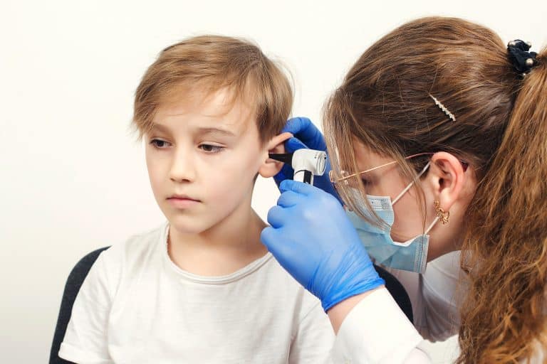 Miringotomía: Cómo colocar tubos de drenaje en el oído