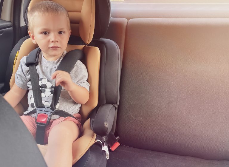 ¿Hasta qué edad es obligatoria la silla en el coche?