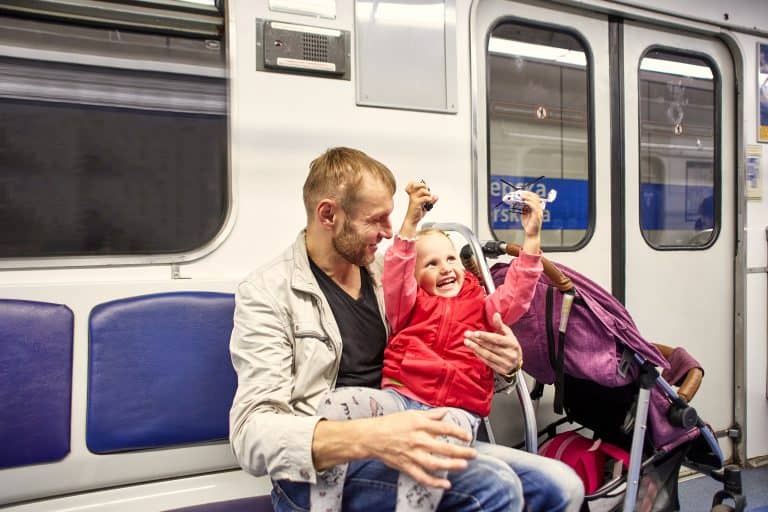 Viajar en transporte público con niños: Medidas de seguridad