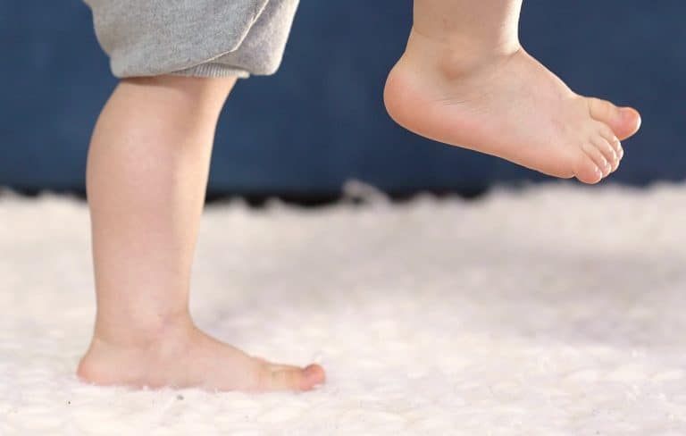 Primeros pasos: ¿Cómo saber si un niño camina mal?