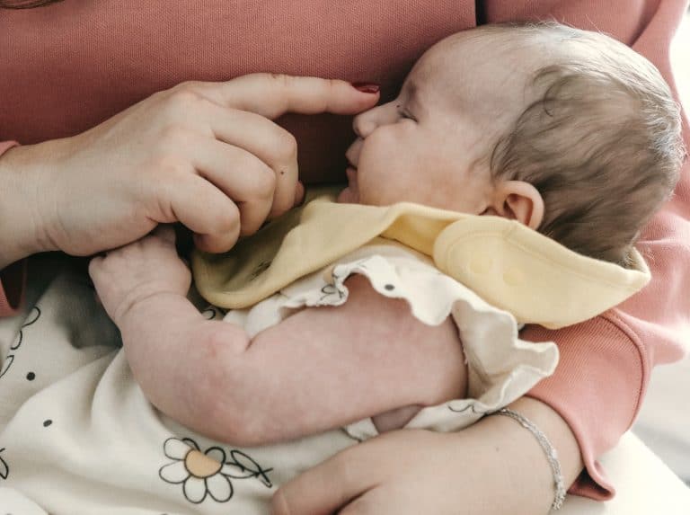 ¿Por qué si dejo a mi bebé en la cuna se despierta al instante?