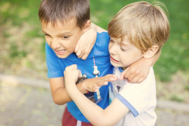 ¿Cómo poner en práctica la disciplina positiva en niños que pegan?