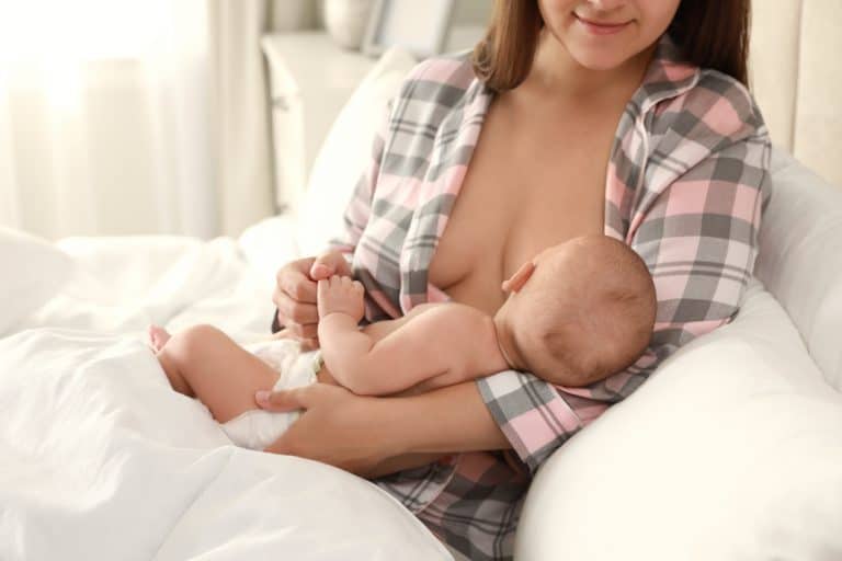 ¿Qué factores inmunológicos tiene la leche materna?