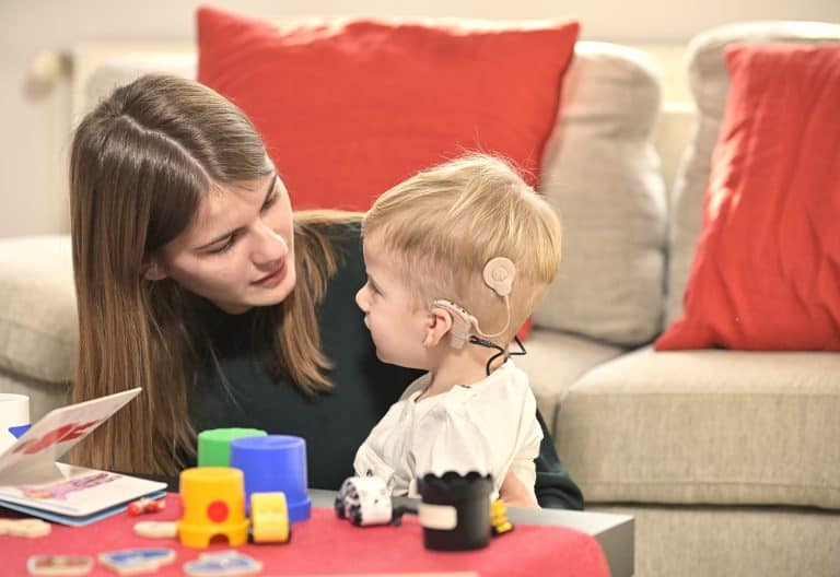 Día Internacional del Implante Coclear: Enseñar a hablar a un peque con implante