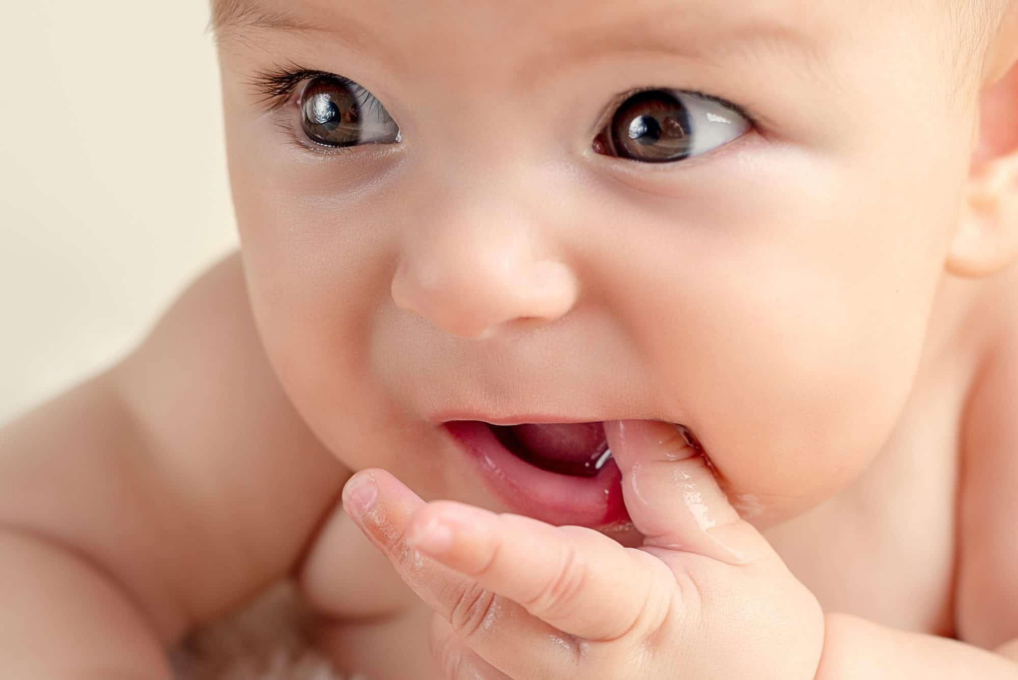 Aftas en la lengua del bebé: Qué las provoca y cómo curan CSC