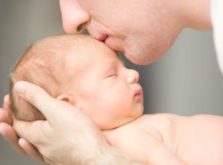 Día del Beso: Besar a nuestros hijos en la boca, ¿sí o no? 