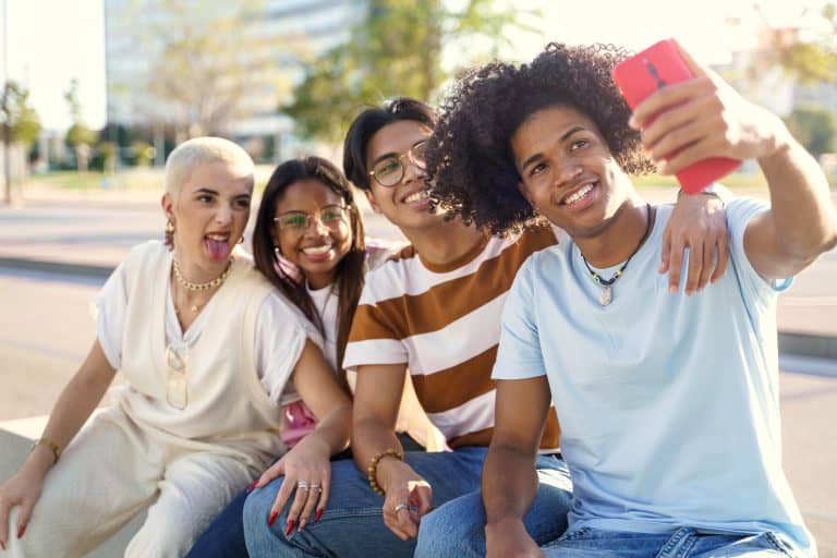 Qué es la dismorfia del selfie y cómo puedo ayudar a mi hijo