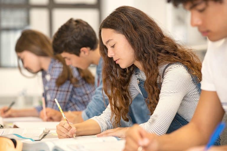 Cómo ayudar a nuestros hijos adolescentes con los exámenes