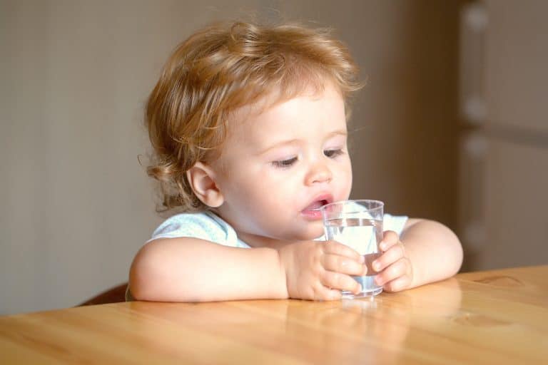 Mi bebé no quiere agua: ¿Qué puedo hacer?