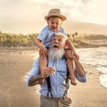 La importancia de enseñar a los niños a cuidar de las personas mayores