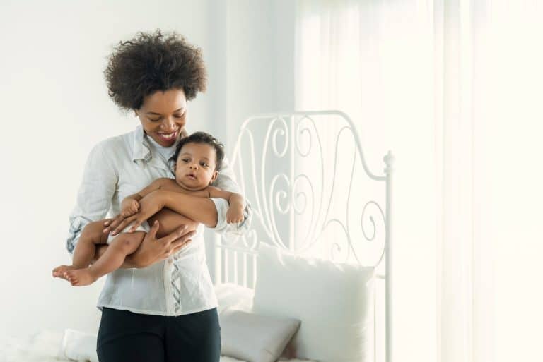 Se retrasa la edad media de la maternidad en España