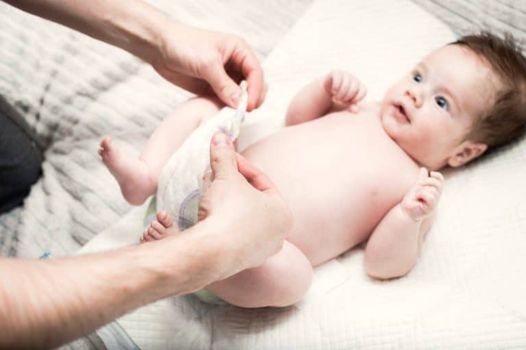 Por qué no hay cambiador de pañales en el baño de hombres