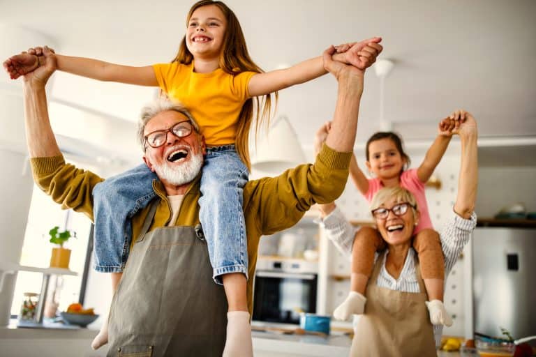 Las vacaciones con los abuelos aumenta el bienestar de los niños