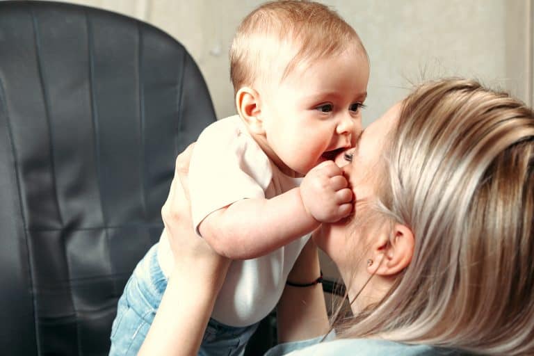 Compartir saliva: Señal de vínculo fuerte en la primera infancia