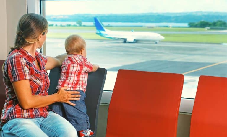 Cómo viajar en avión con un bebé