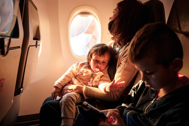 Cómo viajar en avión con un bebé