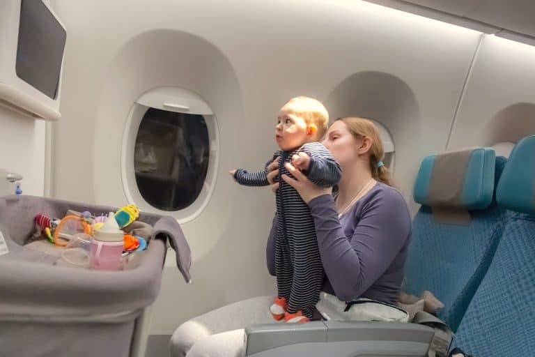 Viajar en avión con silla de bebé