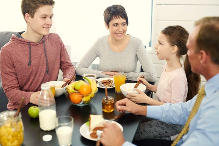 Acogimiento familiar, en qué consiste y qué beneficios tiene para los niños