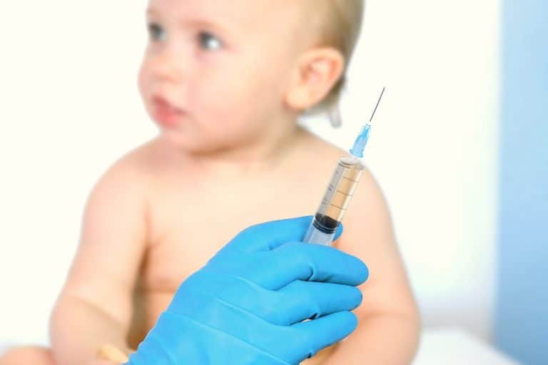 Qué tener en cuenta después de que le pongan las vacunas al bebé