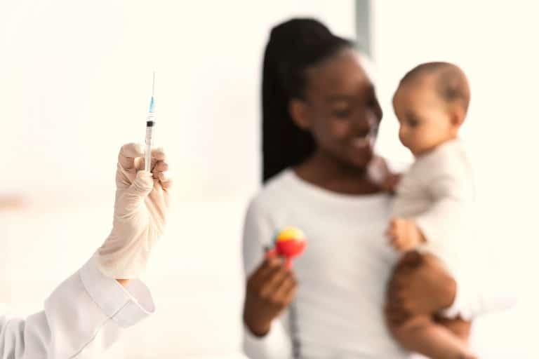 Qué tener en cuenta después de que le pongan las vacunas al bebé