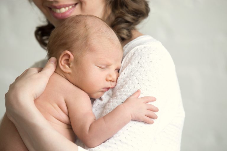 Beneficios del porteo materno, según la ciencia