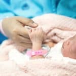 Asocian la cesárea con un mayor riesgo de leucemia infantil