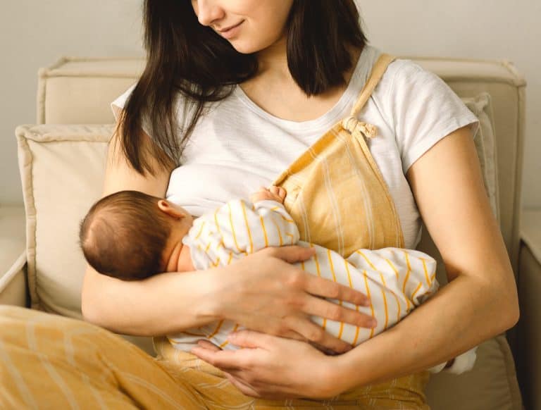 Dosfarma - La composición de la leche materna 🤱 no está muy influenciada  por lo que come la mamá, pero como queremos lo mejor para ambos 👶 ,  atención: 🔹 Mantén una