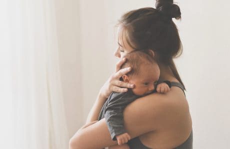 ¿Cómo hacer dormir a un bebé si llora mucho?