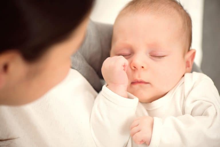 ¿Cómo hacer dormir a un bebé si llora mucho?