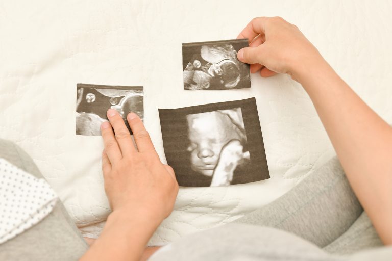 Bebés dentro del útero saborean lo que comen sus madres