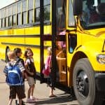Niña de 3 años olvidada 7 horas en el autobús escolar