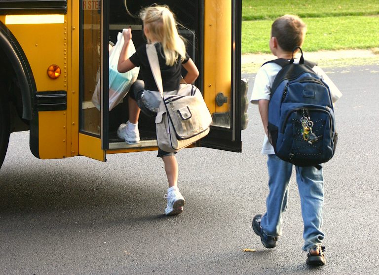 Niña de 3 años olvidada 7 horas en el autobús escolar