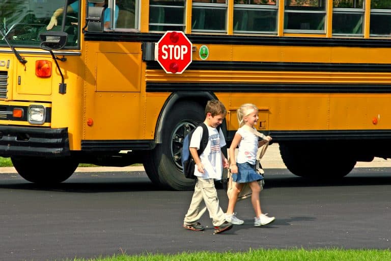 Niña de 3 años olvidada 7 horas en el autobús escolar