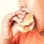 Peligros de comer rápido para los niños