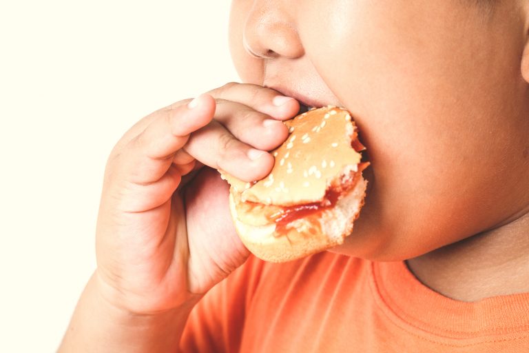 Peligros de comer rápido para los niños