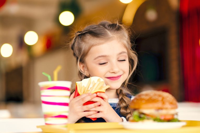 Peligros de comer rápido para los niños