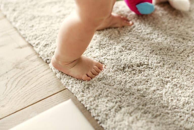 ¿Cómo ayudar al bebé a dar sus primeros pasos?