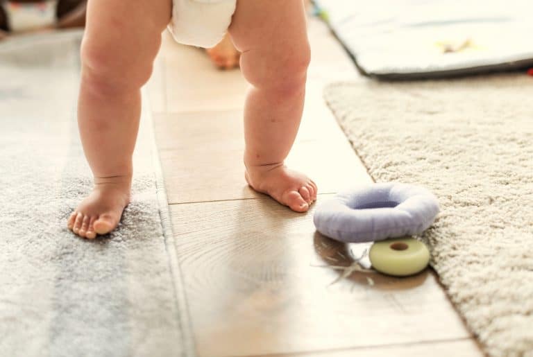 ¿Cómo ayudar al bebé a dar sus primeros pasos?