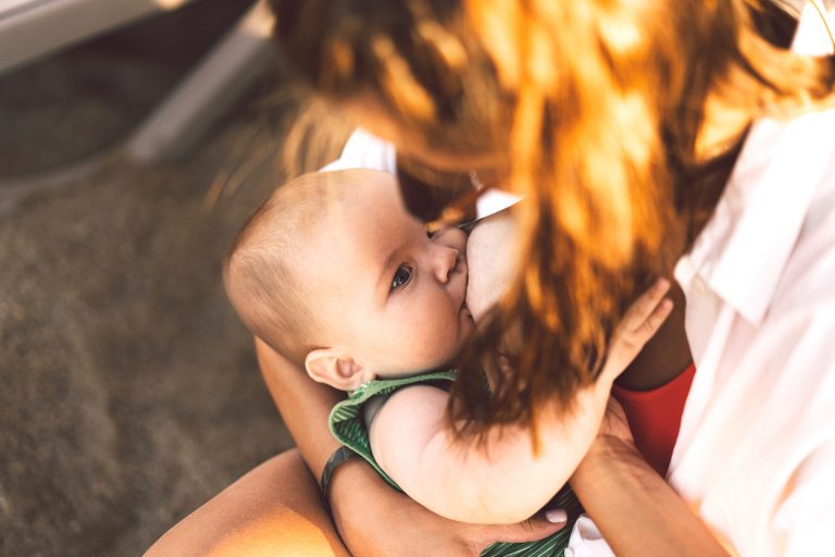 La leche materna cambia si el bebé está enfermo