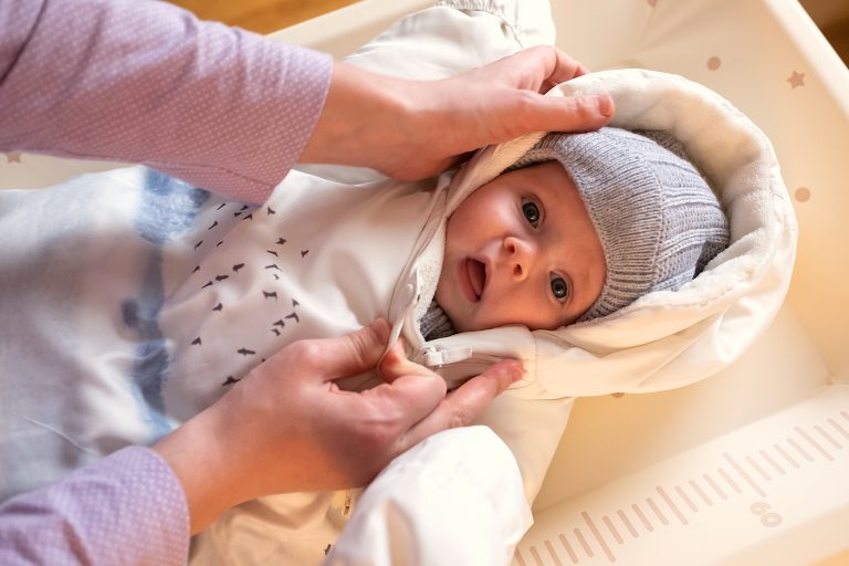 ¿Cómo abrigar correctamente a un bebé?