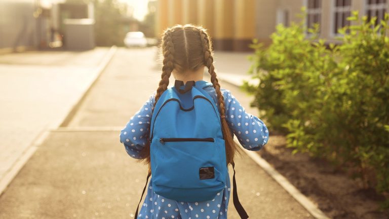 ¿Cuándo puede ir un niño solo al cole?