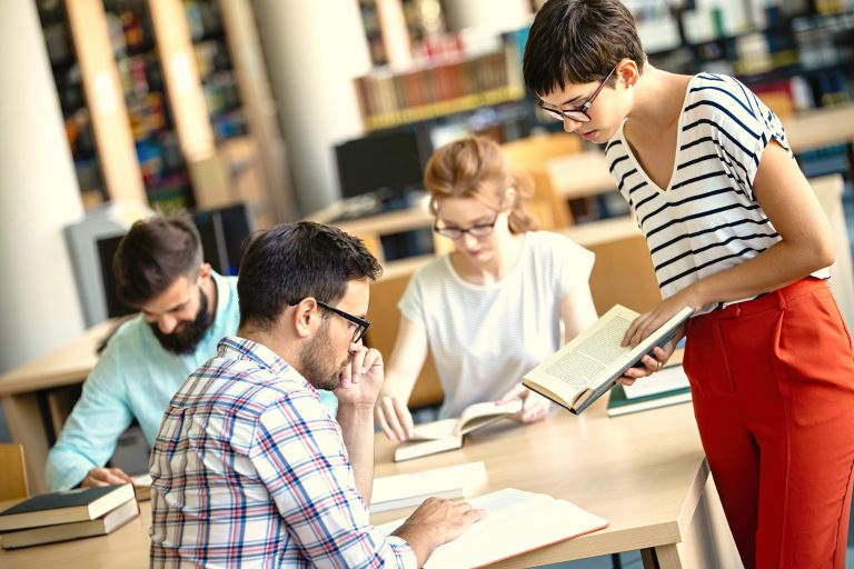 ¿Qué porcentaje de españoles tienen estudios universitarios?