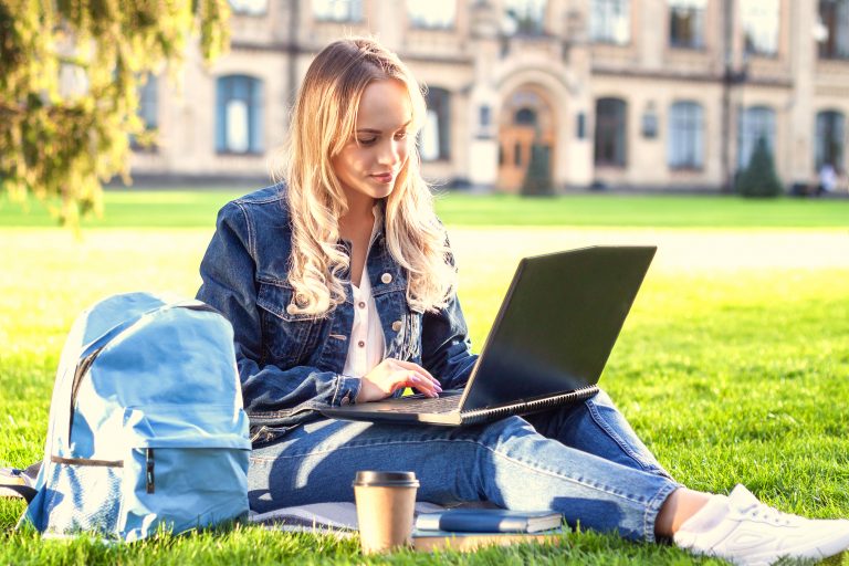 ¿Qué porcentaje de españoles tienen estudios universitarios?