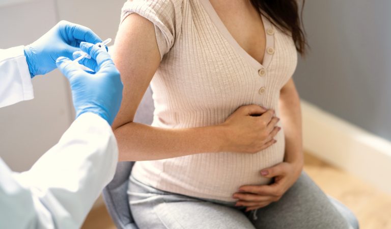 Vacunación contra la COVID-19 durante el embarazo