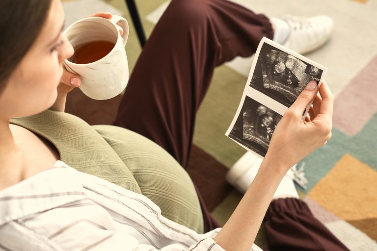 Beber café en el embarazo afecta a la estatura del bebé