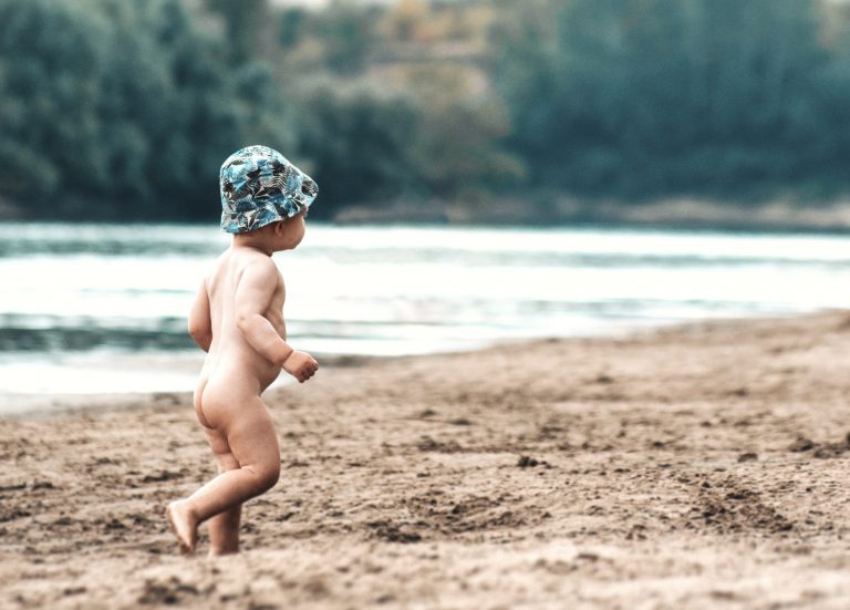 ¿Debemos mostrarnos desnudos ante nuestros hijos?
